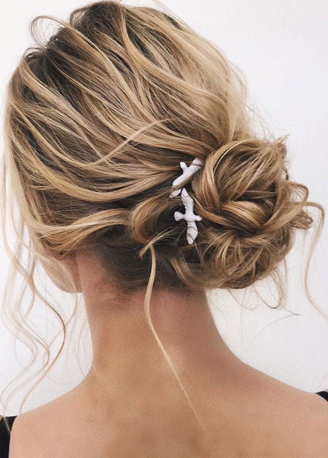 11 Gorgeous hairstyles for WAVY HAIR that perfect for any occasion - half up half down hairstyle #hairstyle #weddinghair #promhairstyle #prom #wedding #updo #hairupstyle #chignon #weddinghairstyle #hairstyles #updo #hairupstyle #chignon #braids #simplebun