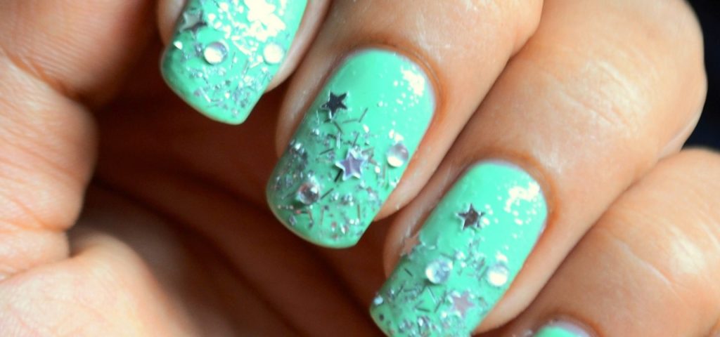 Stars and gems mint manicure
