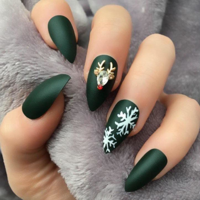 16-Festive-Nail-Art-Ideas-To-Copy-deer-nails