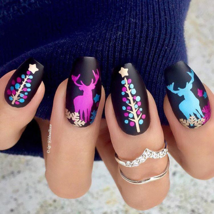 16-Festive-Nail-Art-Ideas-To-Copy-deer-graphic-nails