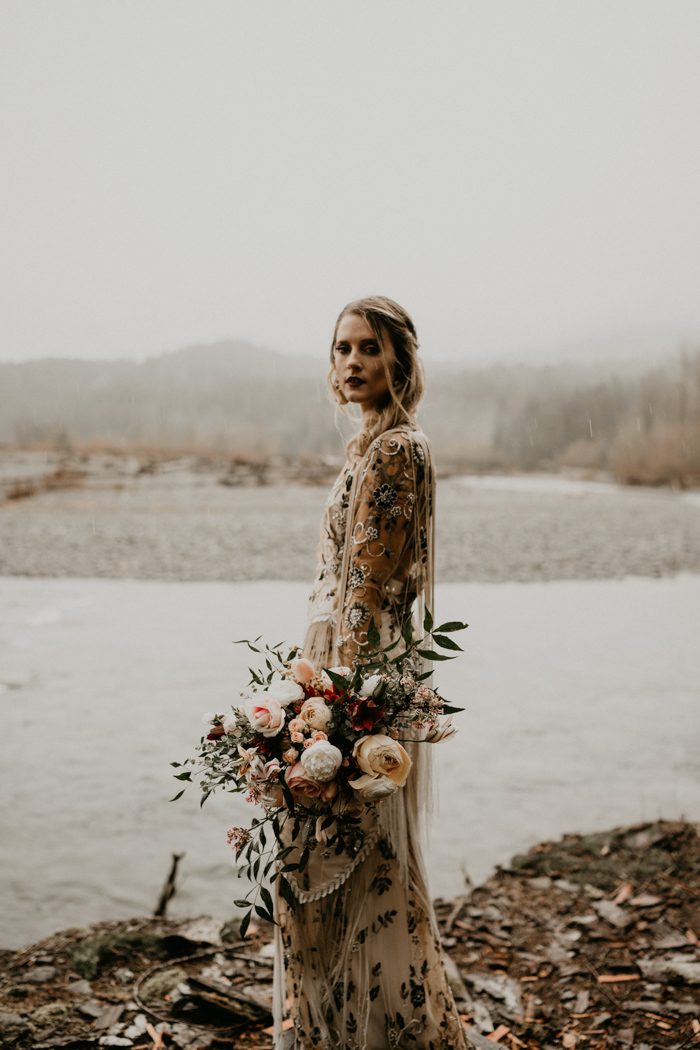 a black bridal lip gives a rock touch to this glam and romantic bridal look