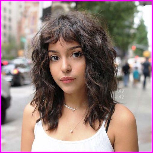 Kinky hair curls with rounded bangs