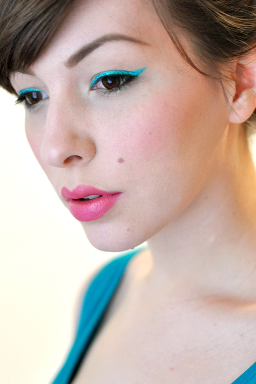 DIY Teal Cat Eye Makeup