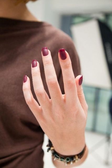 a shiny plum-colored manicure is fall classics, it fits many bridal styles and looks veyr fall-like complimenting the skin