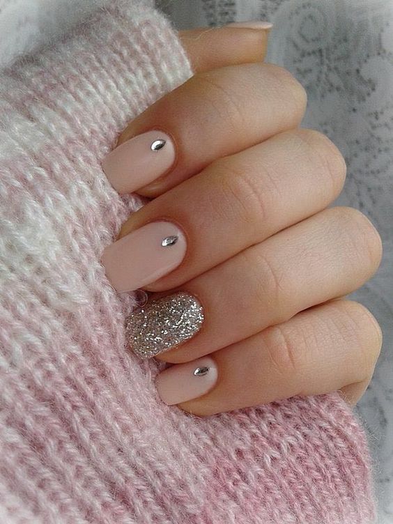 a grey wedding manicure highlighted with large gold rhinestones for a refined bride