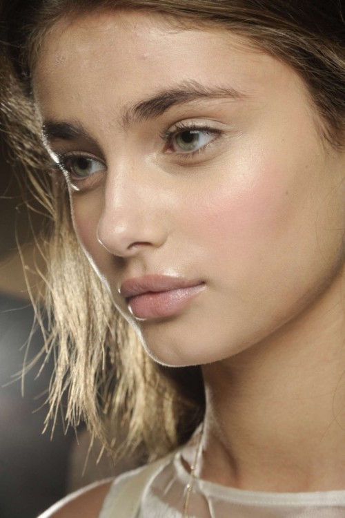 a neutral makeup with highlighter, matte lips, some eyeliner and mascara and a very neutral eye shadow that matches