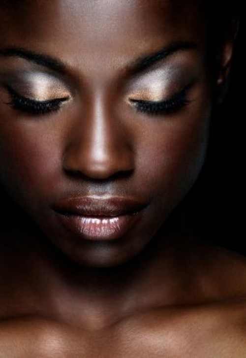 a fresh makeup with a nude shiny lip, blush on the cheeks and black eyeliner for a fresh yet not too dressed up look