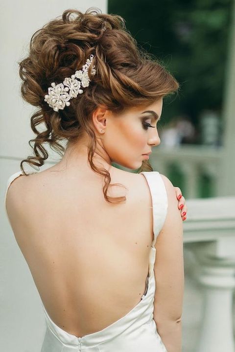 messy hair is a trend, and this messy updo is right what you need to look hot and effortlessly chic