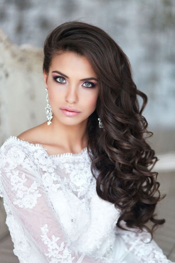 ideal side swept wavy hair for glam or old Hollywood brides
