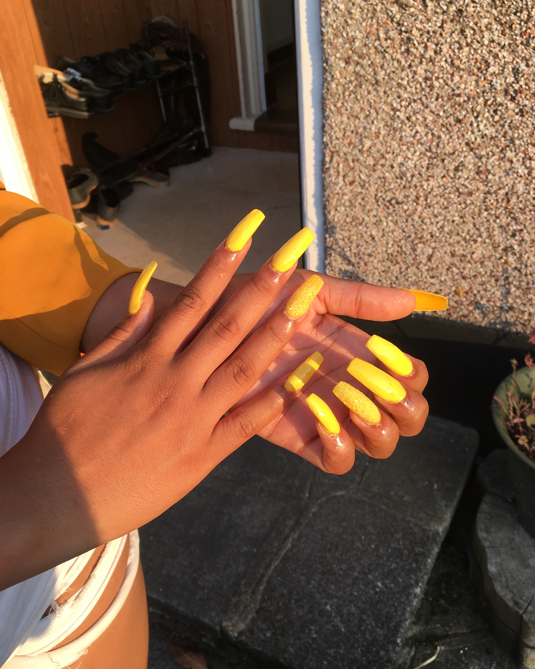 yellow-acrylic-nails