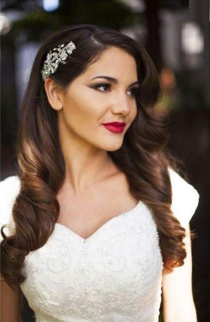 a very short curly bob hairstyle with side parting is a bold vintage-inspired idea for a bride who loves that