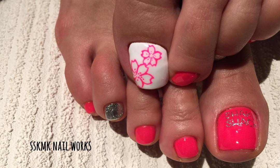 Easy DIY Floral Design White Toe Nail Art