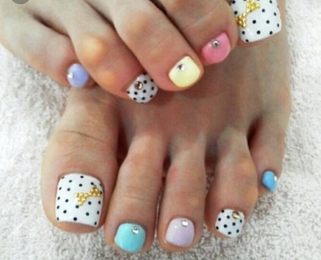 Fabulous White Nails with Black Polka Dots for Summers