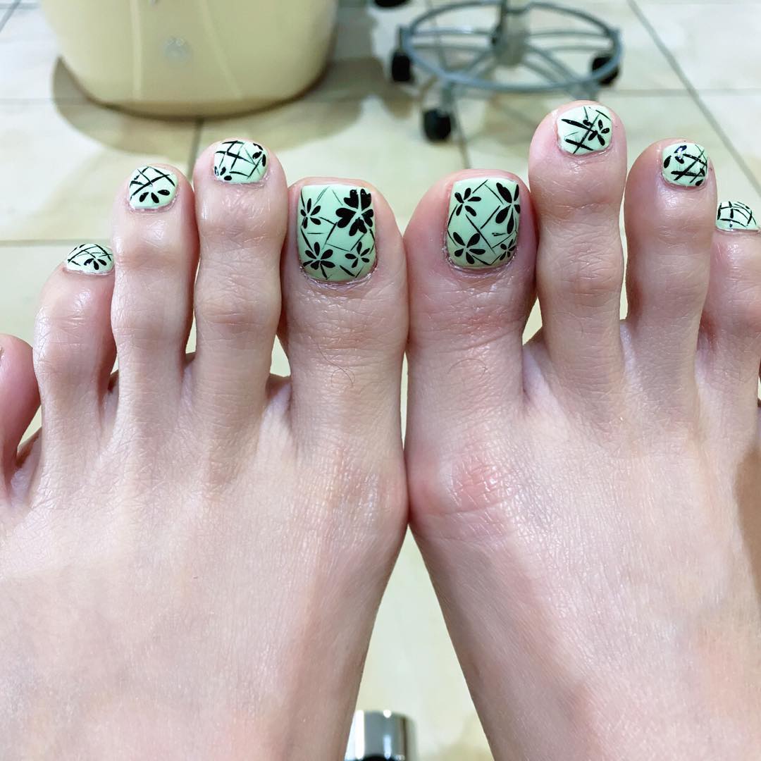 Green Nail Art Design for Long Toe Nail