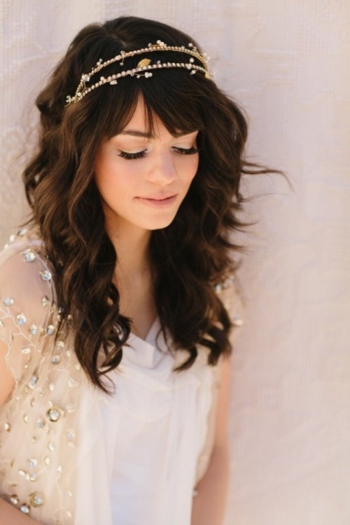 a side wavy hairstyle with full fringe bangs is a cool idea with a retro feel