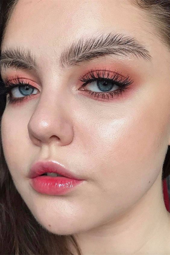 Beauty Bloggers Are Flocking to This Feather Eyebrows Trend