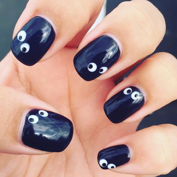 Eyeball halloween manicure