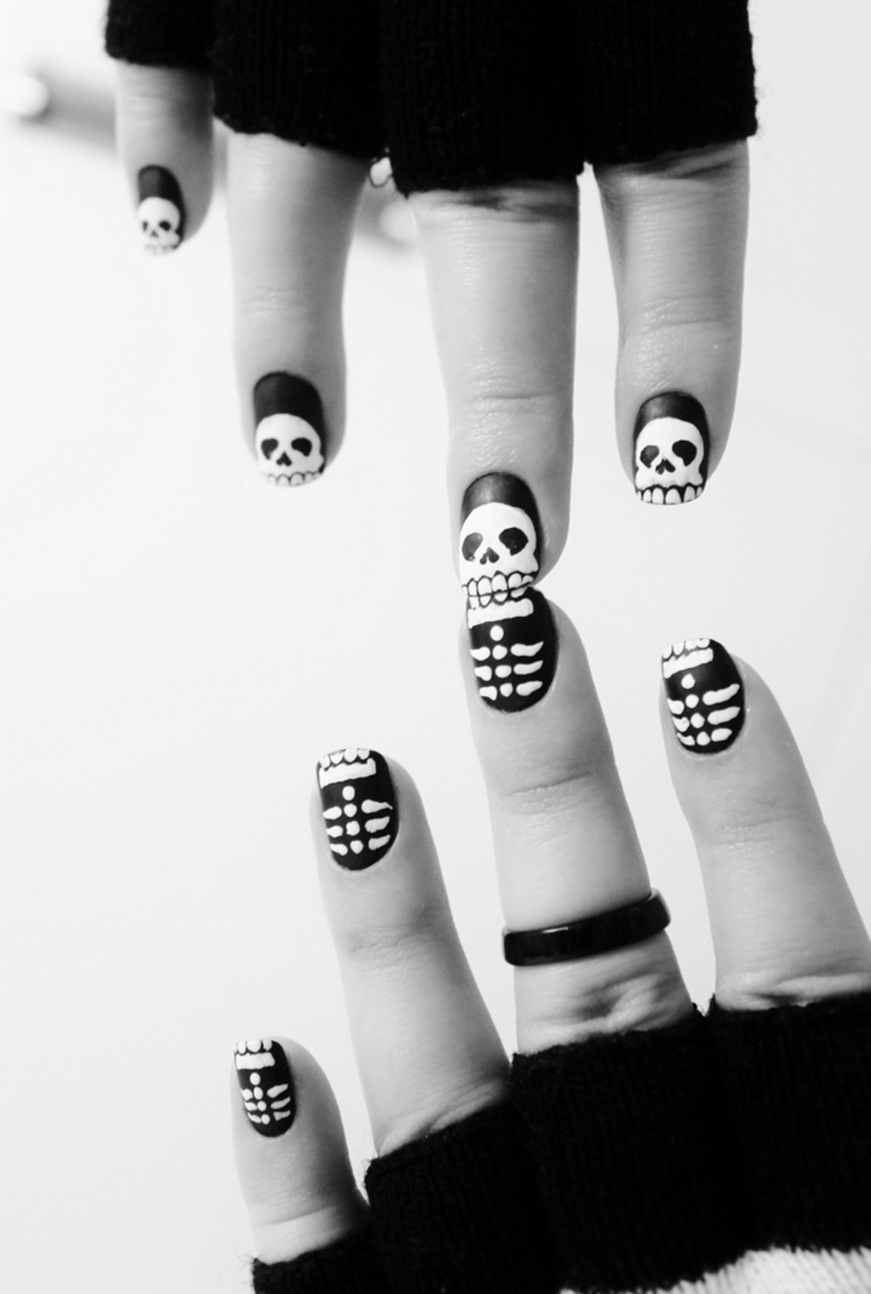 Skeleton halloween manicure
