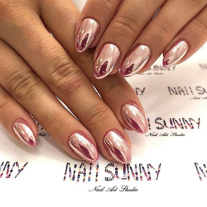 The-Biggest-Fall-2018-Nail-Trends-chrome nails