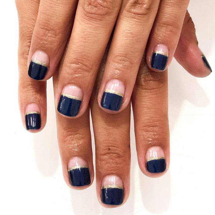 Trendy-Nail-Designs-You-Have-To-Try-This-Winter-navy nails