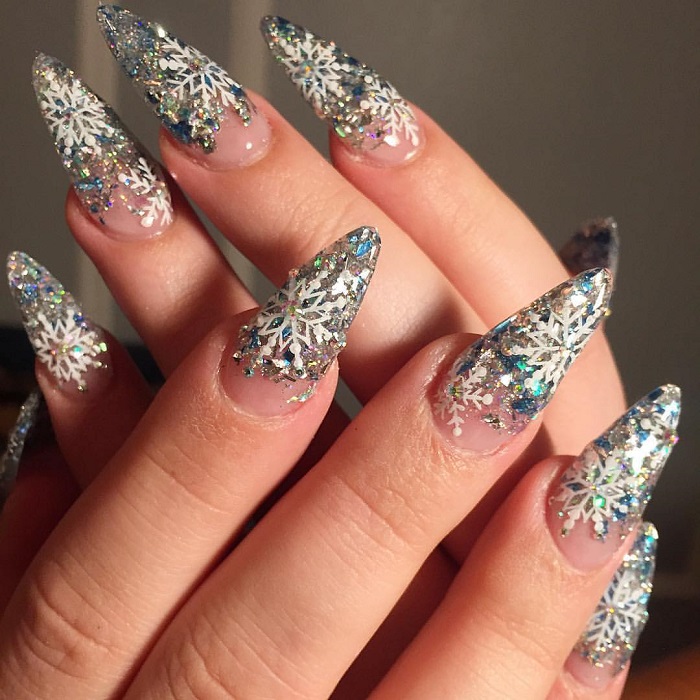 Trendy-Nail-Designs-You-Have-To-Try-This-Winter-snowflakes nails