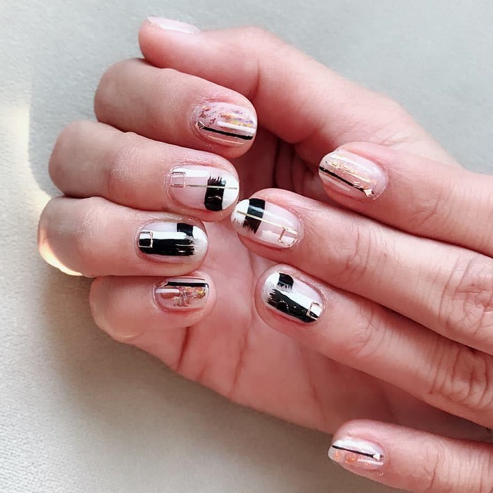 Trendy-Nail-Designs-You-Have-To-Try-This-Winter-black white and gold nails