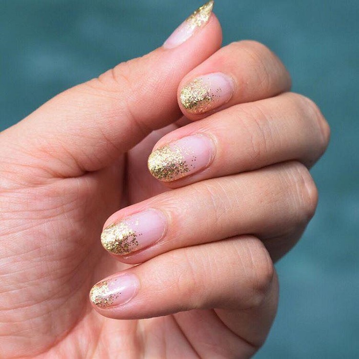 Wedding-Nail-Art-For-The-Sophisticated-Bride-gold glitter